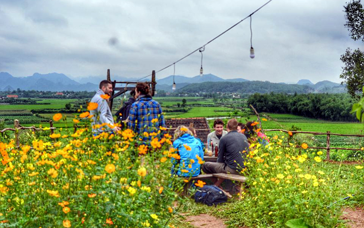 Khách du lịch nước ngoài đang tận hưởng những giây phút thư giản tại East Hill Phong Nha.