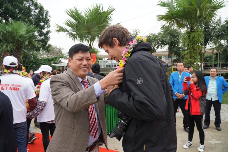 Đại diện lãnh đạo Sở Du lịch đón đoàn khách quốc tế đầu tiên đến Vườn Quốc gia Phong Nha - Kẻ Bàng.