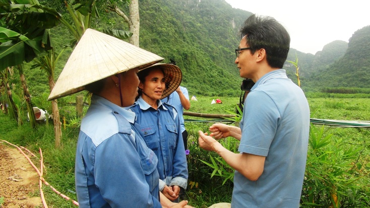 Phó Thủ tướng Vũ Đức Đam trò chuyện cùng người dân địa phương đang làm việc tại Chày Lập Farmstay.