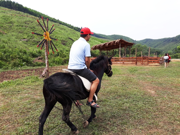 Du khách thích thú cưỡi ngựa trong không gian Love Valley.