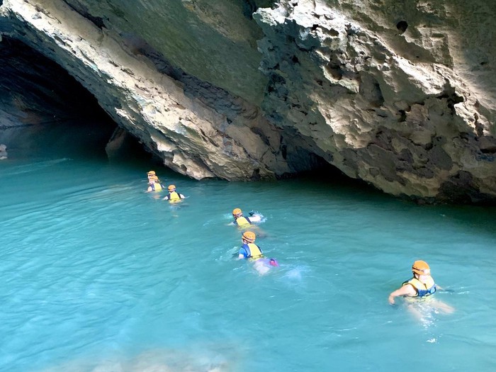 Bơi trong hang Trạ An