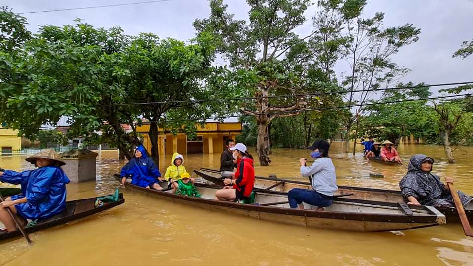 chi doan so du lich quang binh cung doan tu thien travel blogger ngo tran hai an ho tro ba con vung lu 01