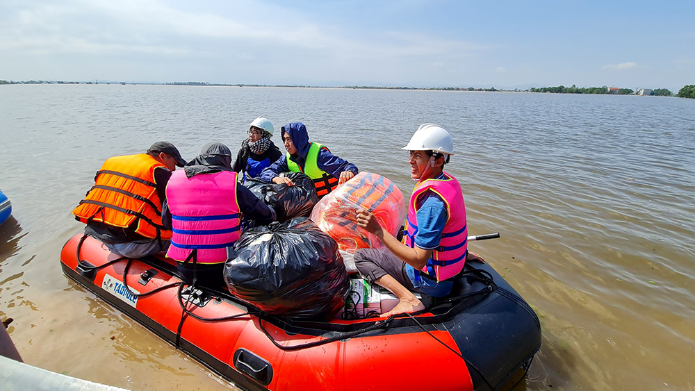 chi doan so du lich quang binh cung doan tu thien travel blogger ngo tran hai an ho tro ba con vung lu 03