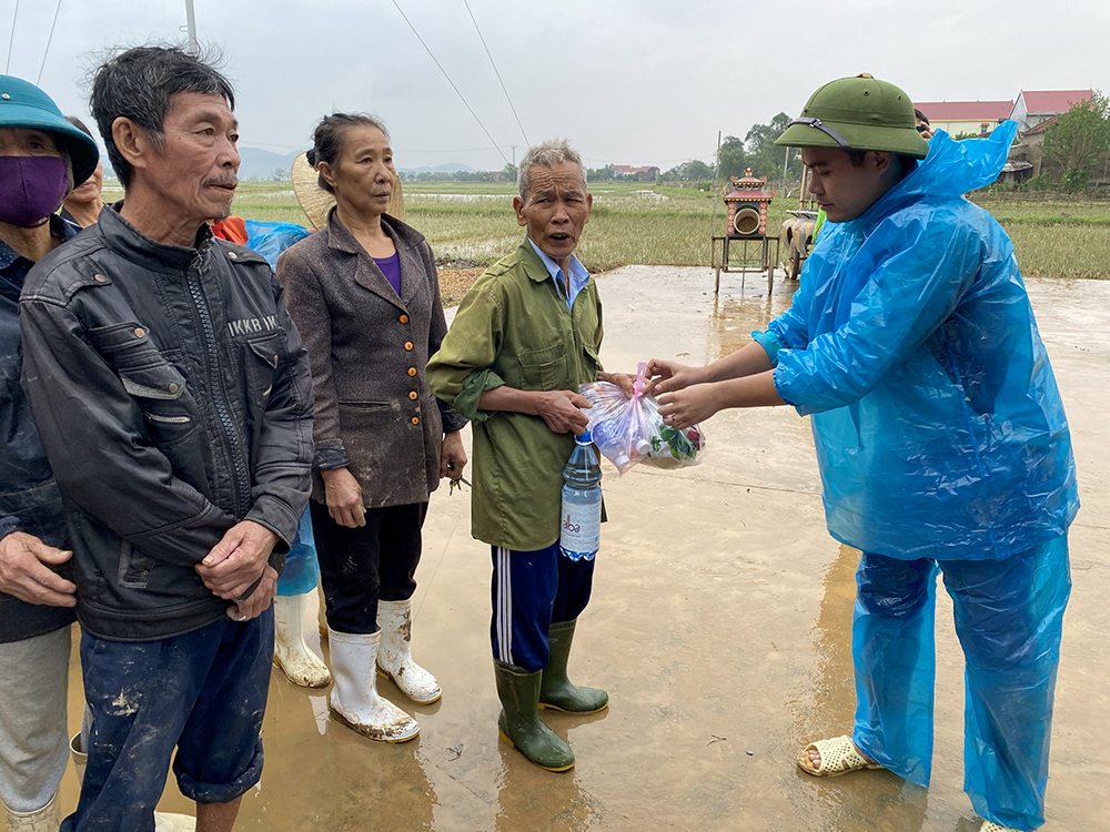 chi doan so du lich quang binh cung doan tu thien travel blogger ngo tran hai an ho tro ba con vung lu 04