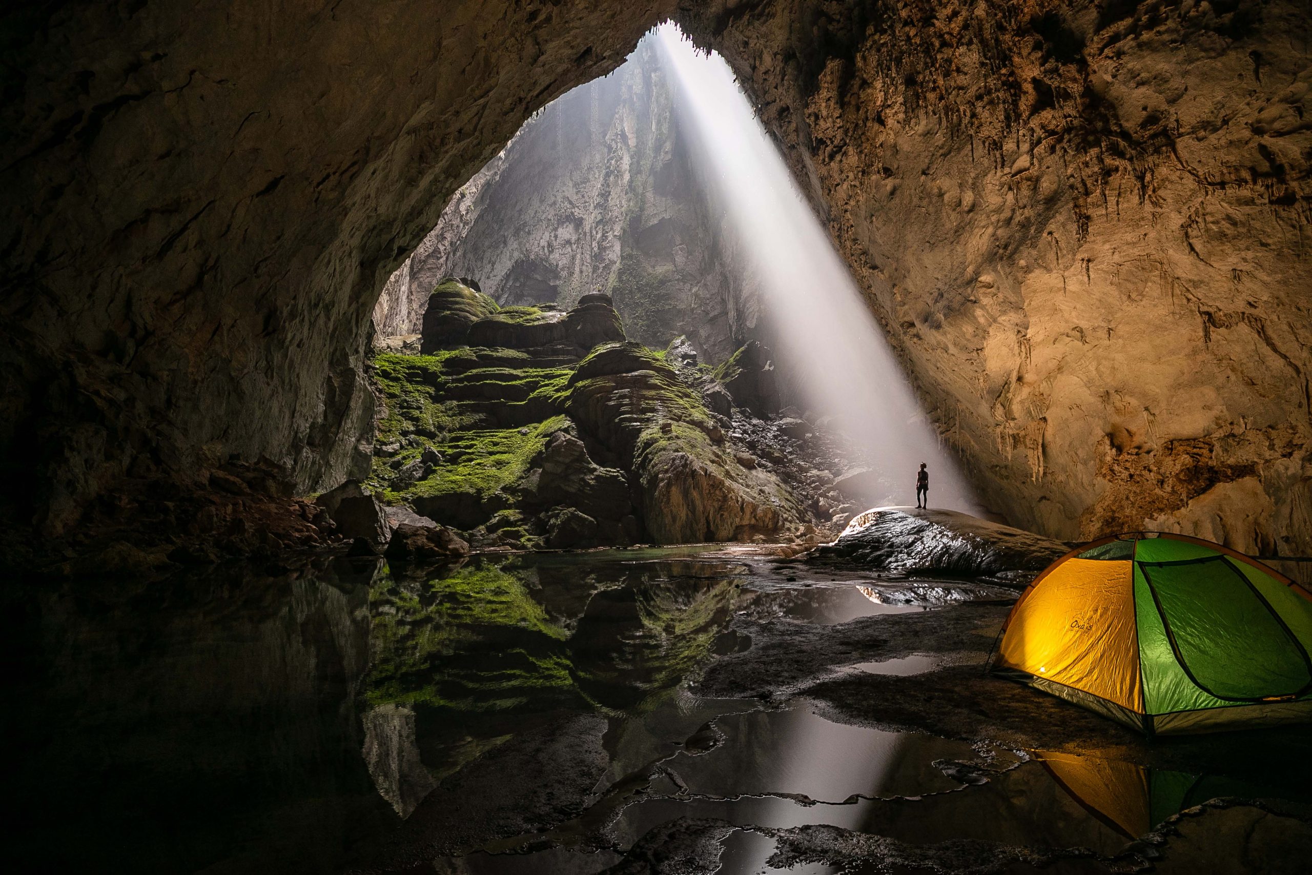 Tia nang xuyen qua Ho sut hang Son Doong Ryan Deboodt scaled