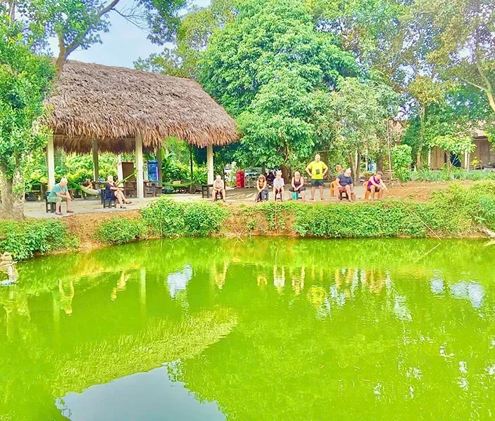 Làm du lịch trên những hố bom