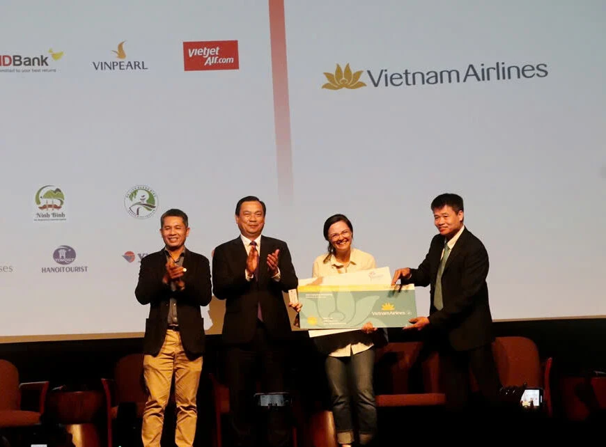 Cục trưởng Cục Du lịch Quốc gia Việt Nam trao giải thưởng vé Vietnam Airlines và Tour Sơn Đòong